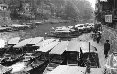 4月17日,凤凰古城江边,游船没有生意,都停靠在岸边。新京报记者