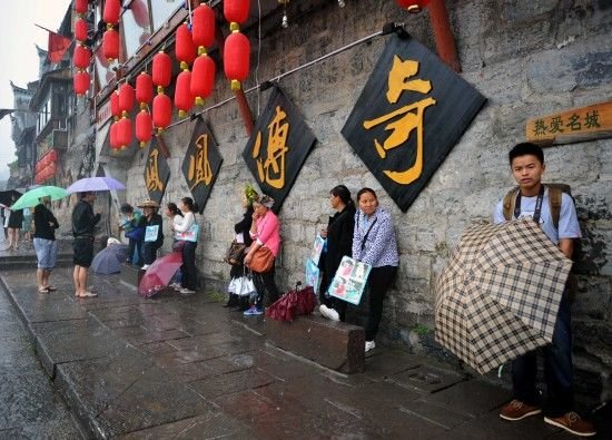 凤凰官方称游客量稳增 商户:生意不及去年一半