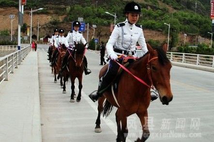 女子骑警队在火车站桥头列队前行 女子骑警队在火车站桥头列队前行
