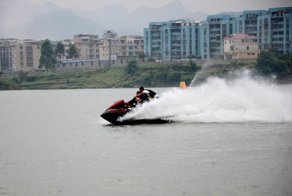 旅游新热点,2013中国摩托艇联赛High翻天