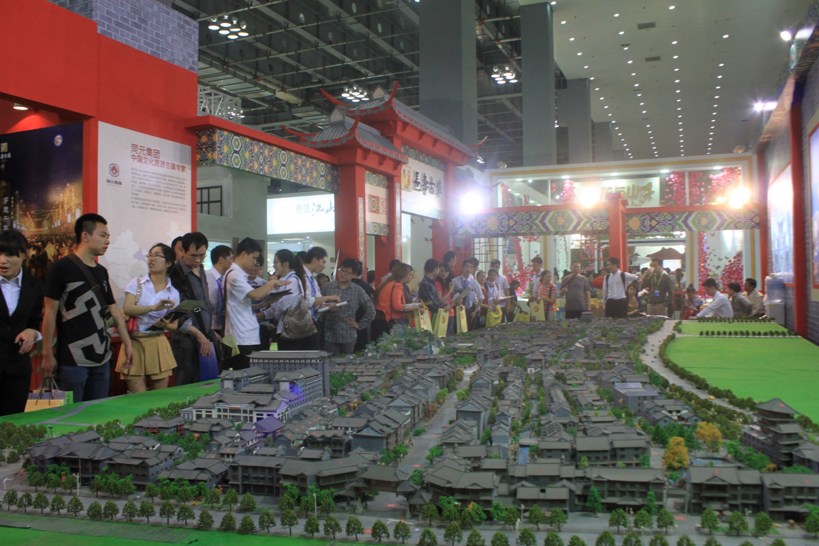 长寿古镇房交会现场